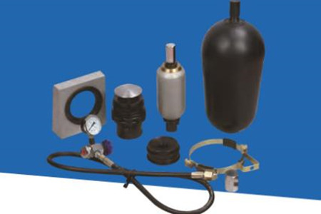 蓄能器出現油箱噴油的現象，如何解決？