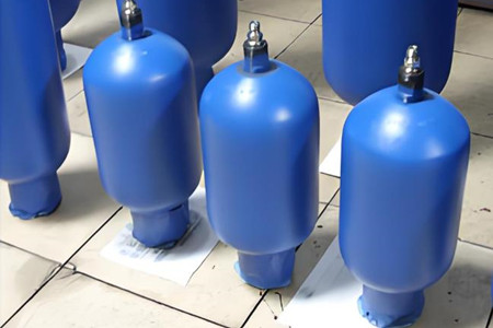 蓄能器出現油箱噴油的現象，如何解決？